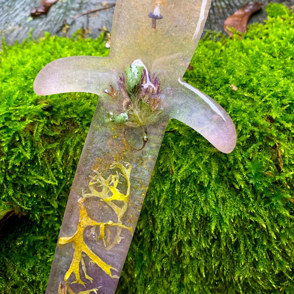 Pink clover and lichen resin dagger wall hanging - Picture 7 of 12